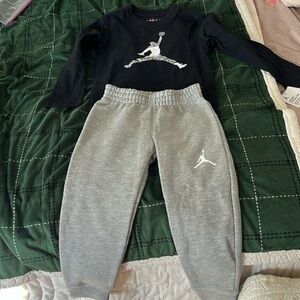Jordan NWT Boy’s Gray Sweats And Black Tee Size 4 (XS)